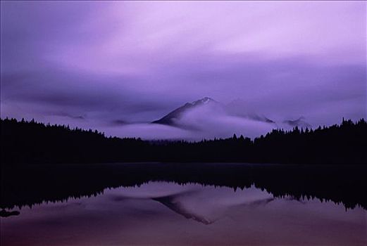 赫伯特湖,黄昏,班芙国家公园,艾伯塔省,加拿大