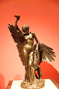河南省博物院珍藏的法国雕塑家佛朗索瓦,吕德的雕塑作品,赫柏女神与朱庇特的鹰