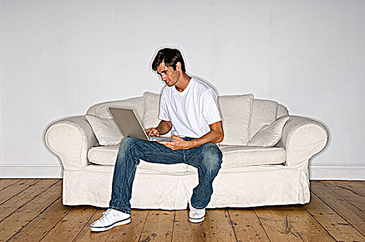 男青年,坐,沙发,笔记本电脑