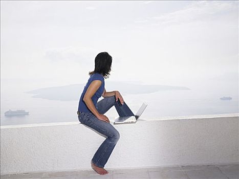 女人,笔记本电脑,坐,矮墙