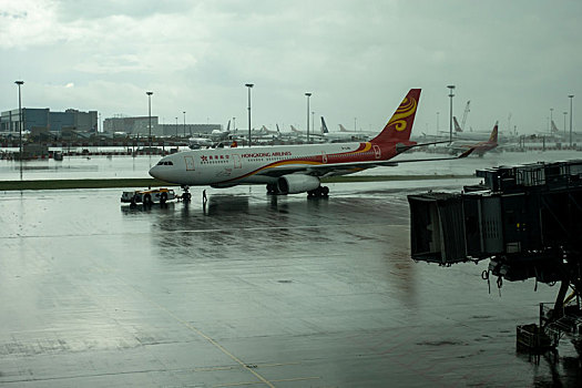 一架香港航空客机正驶入香港国际机场