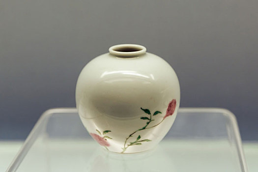 上海博物馆藏清康熙景德镇窑釉里红加彩牡丹纹罐