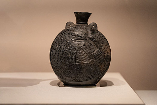 秘鲁西坎国家博物馆藏西坎文化绘有猫吃人神话的陶瓶