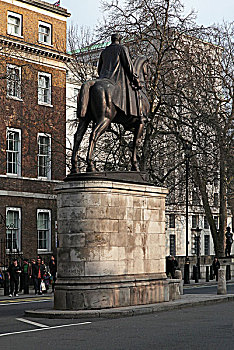 英国伦敦国宴厅前白厅街上的雕塑为陆军元帅黑格伯爵的骑马雕像