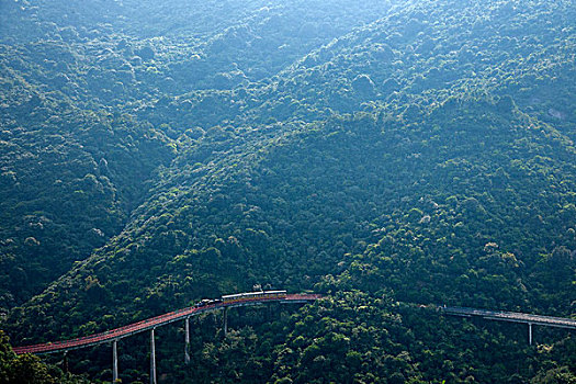 广东省深圳市大梅沙东部华侨城茶溪谷弯延在山间的森林小火车铁路