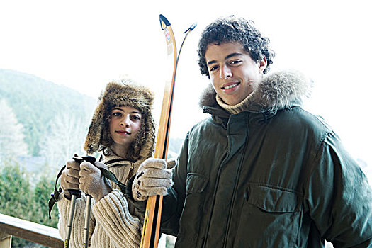 青少年,兄弟姐妹,滑雪装备,看镜头,微笑,头像