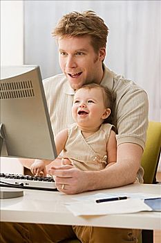 父亲,女儿,用电脑