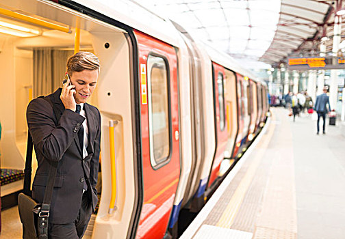商务人士,电话,地铁站,伦敦,英国