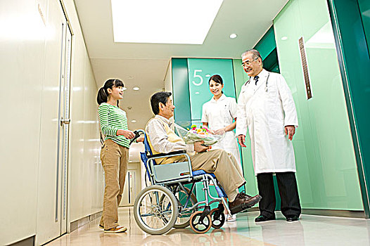 医生,护理,爷爷,轮椅,拿着,花,小学,女孩,医院,走廊