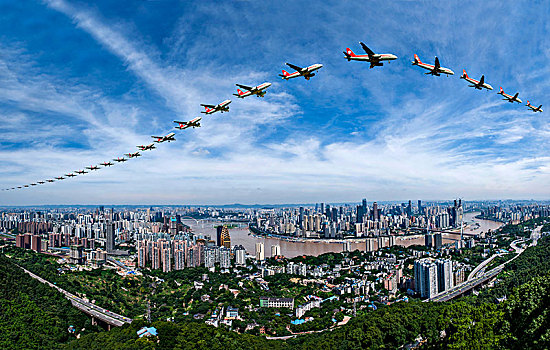 四川航空的飞机正飞越重庆市上空