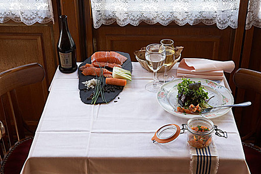腌制,三文鱼,什锦沙拉,葡萄酒,水,餐桌