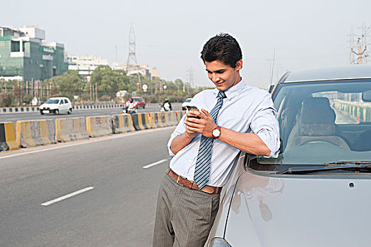 商务人士,站立,旁侧,汽车,发短信,手机,印度