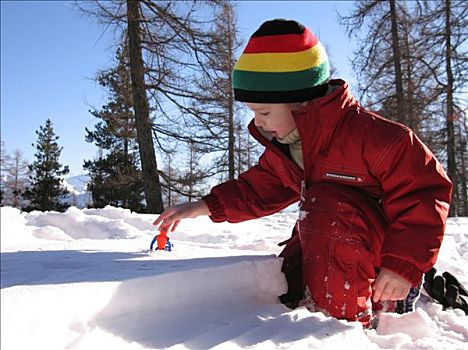 小男孩,玩,雪中,红色,滑雪服,帽子