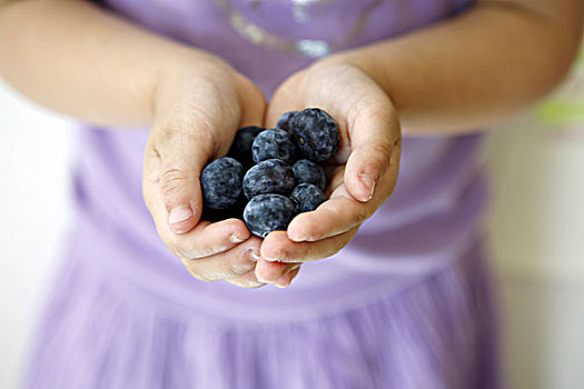 腰部,女孩,拿着,一把,蓝莓