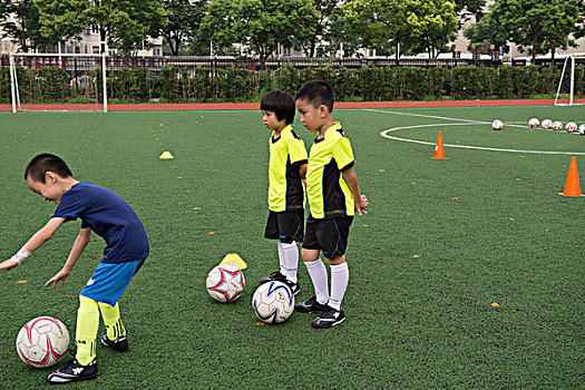 上海浦东北蔡中心小学开展的暑期足球培训课程