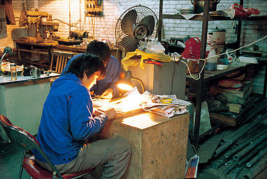 798艺术区某工厂内的钳工工人