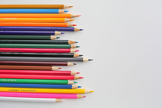 彩色铅笔在白色背景下的特写