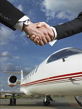 两个人,握手,正面,私人飞机