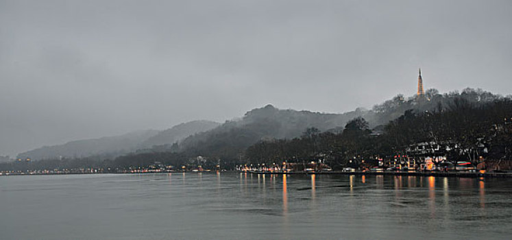 雨雾夜西湖