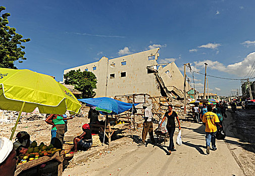 haiti,port,au,prince,street,market,downtown,with,destroyed,building,in,the,back