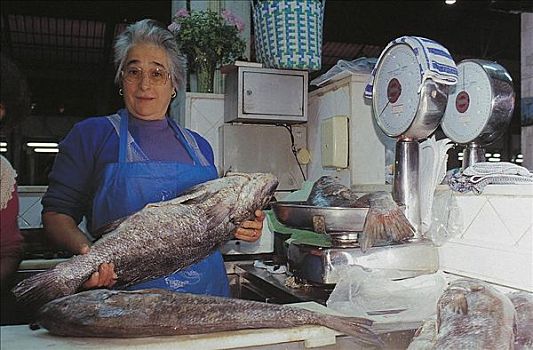女人,给,鲜鱼,市场摊位,市场,海洋生物,里斯本,葡萄牙,欧洲
