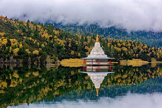 中国西藏林芝鲁朗扎塘鲁措湖风光