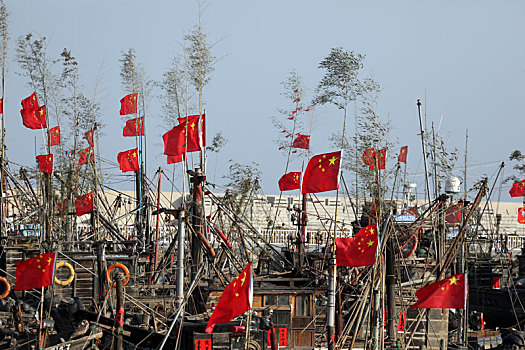 山东省日照市,数百艘渔船停泊港湾,悬挂国旗插摇钱树期盼来年鱼虾满仓