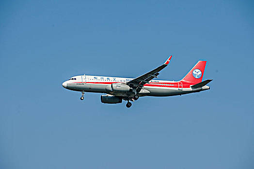四川航空的飞机正降落重庆江北机场