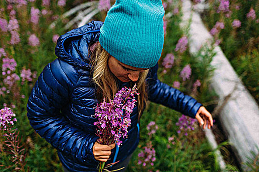 俯拍,中年,女人,穿,外套,针织帽,拿着,野花,冰碛湖,班芙国家公园,艾伯塔省,加拿大