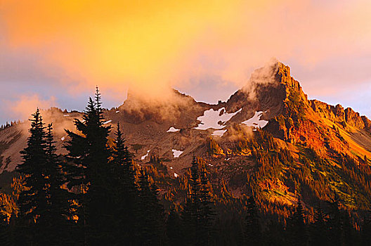 山,日落,雷尼尔山国家公园,华盛顿,美国