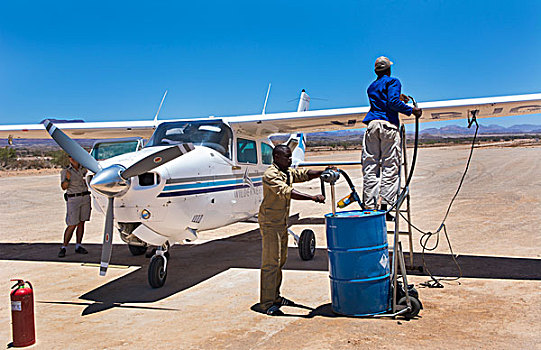 卡奥科兰,纳米布沙漠,纳米比亚,工人,加油,遥远,飞机跑道