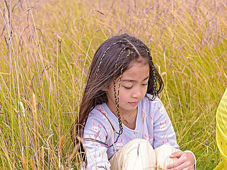 草丛里玩耍的小女孩
