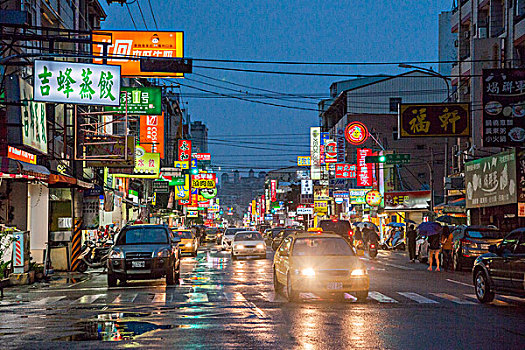 台湾台中市西屯区逢甲夜市前文华路夜景