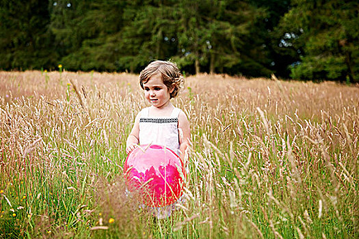 女孩,高草,拿着,红色,气球,看别处