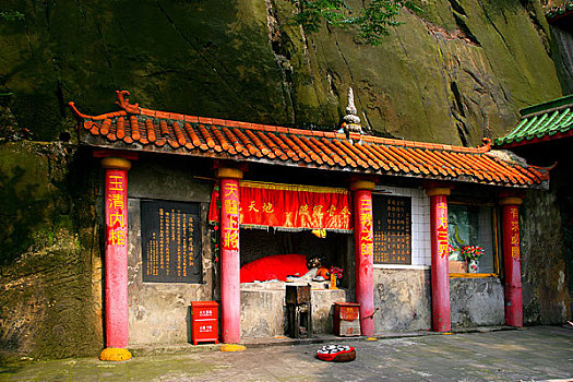 重庆南岸老君洞慈航殿绝壁上的吕洞宾卧像
