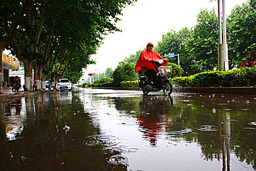 下雨天气市民出行图