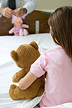 女孩,坐,病床,拿着,泰迪熊,面对,医生,娃娃