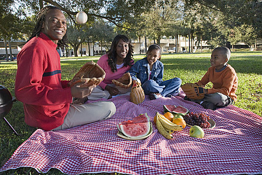 肖像,孩子,美国黑人,家庭,野餐,户外,公园,看镜头