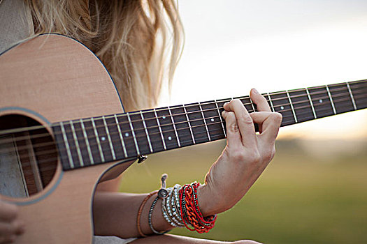 女人,弹吉他,草丛