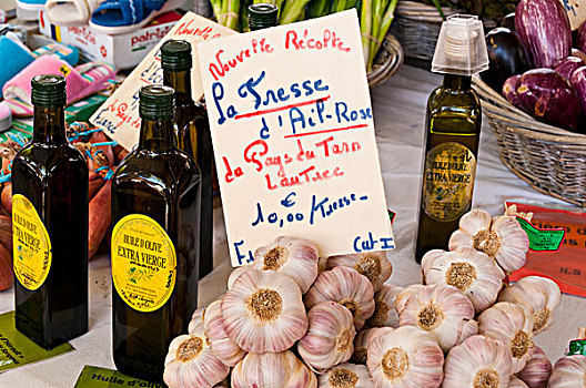 瓶子,原生橄榄油,球根,蒜,展示,桌子,星期六,市场,朗格多克-鲁西永大区