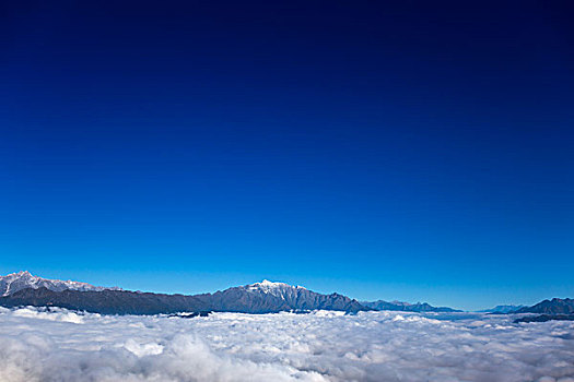 蓝天下的云海雪山