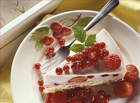 酸乳蛋糕,树莓,红醋栗,草莓