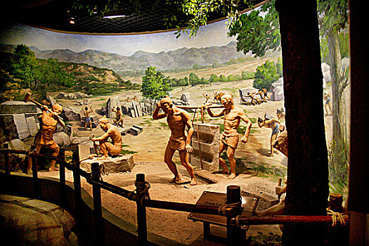 西安秦兵马俑博物馆内展示的修建秦始皇陵时的采石场场景劳工人群复原塑像