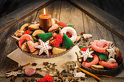 圣诞装饰,两个,盘子,多样,姜饼,燃烛,老,木桌子