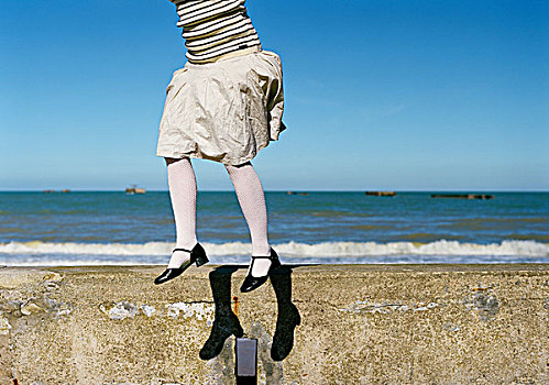 女孩,跳跃,石墙,海滩