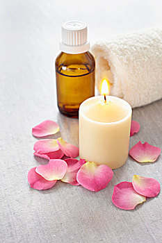 玫瑰花瓣,蜡烛,卷,毛巾,瓶子,精油,芳香疗法