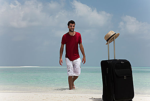 男人,滚轴行李箱,海滩