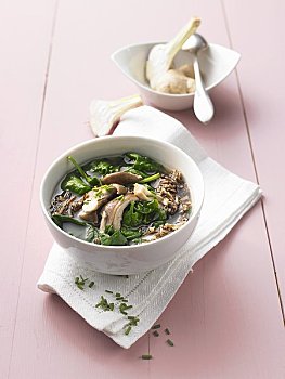 菠菜汤,菰米,蘑菇