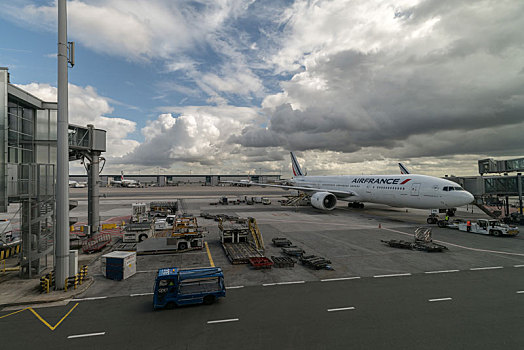 法国巴黎戴高乐机场停机坪和法国航空飞机