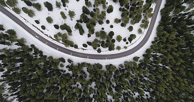 九月天山初雪美,雪岭公路别样景